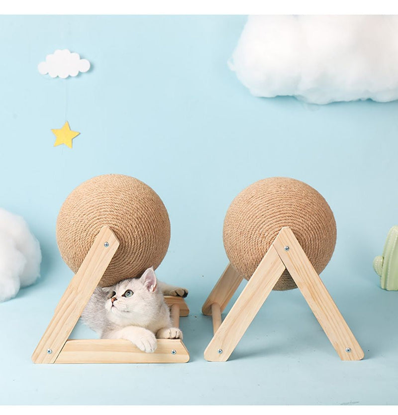 Arranhador com bola interativa em sisal e base de madeira - Patinha Feliz®